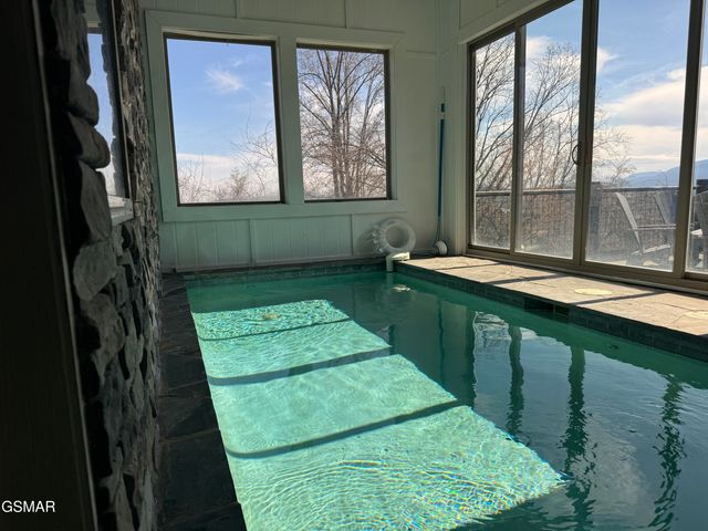 869 Chestnut Drive, Gatlinburg, TN 37738