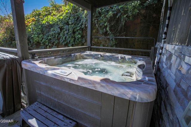 869 Chestnut Drive, Gatlinburg, TN 37738