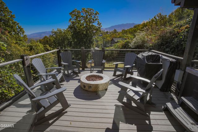 869 Chestnut Drive, Gatlinburg, TN 37738