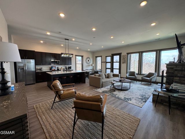 869 Chestnut Drive, Gatlinburg, TN 37738