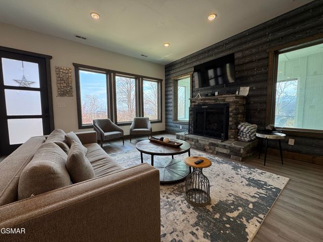 869 Chestnut Drive, Gatlinburg, TN 37738