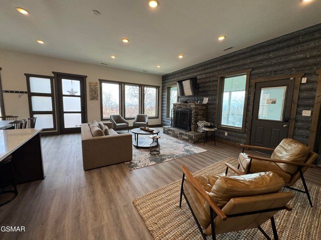 869 Chestnut Drive, Gatlinburg, TN 37738