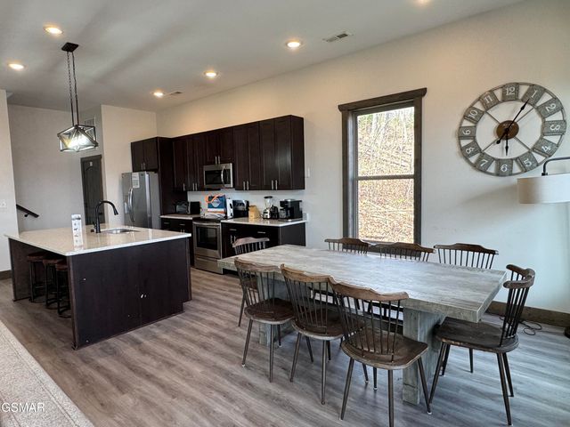 869 Chestnut Drive, Gatlinburg, TN 37738