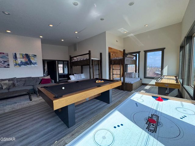 869 Chestnut Drive, Gatlinburg, TN 37738