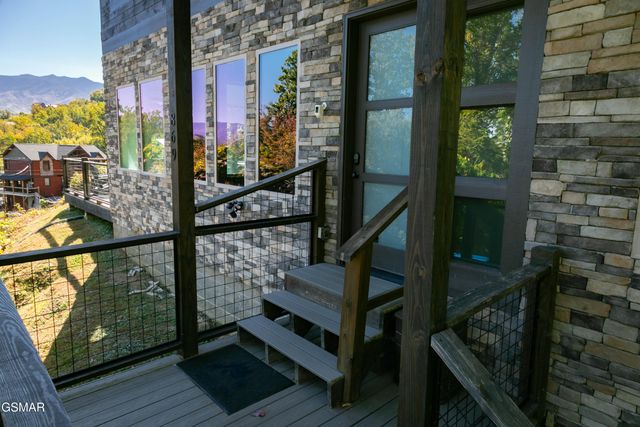 869 Chestnut Drive, Gatlinburg, TN 37738