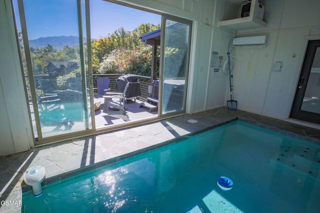 869 Chestnut Drive, Gatlinburg, TN 37738