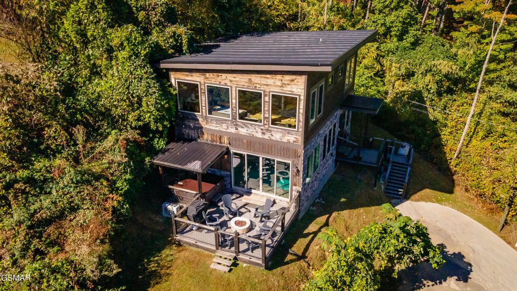 869 Chestnut Drive, Gatlinburg, TN 37738