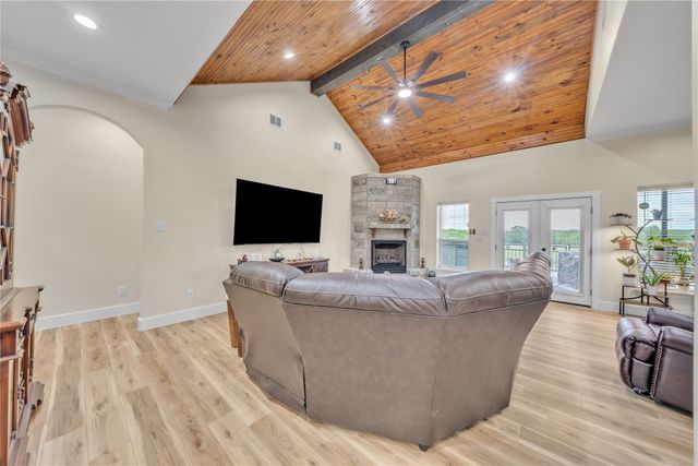 945 Jennings Lane, Azle, TX 76020