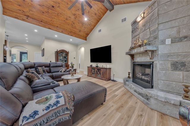 945 Jennings Lane, Azle, TX 76020