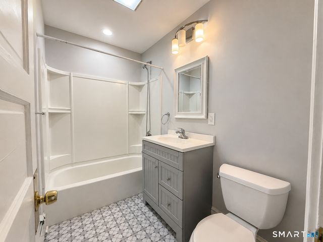 122 Dover Road 2nd Floor, West Hartford, CT 06119
