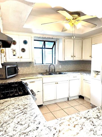 7822 Dewville Lane, Houston, TX 77037