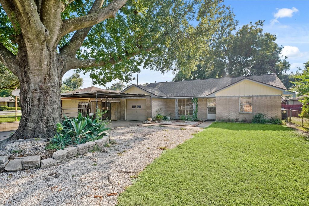 7822 Dewville Lane, Houston, TX 77037