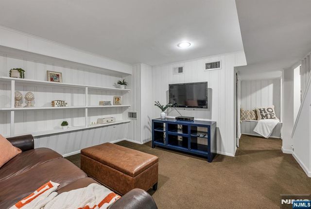 16 Abbington Terrace, Glen Rock, NJ 07452