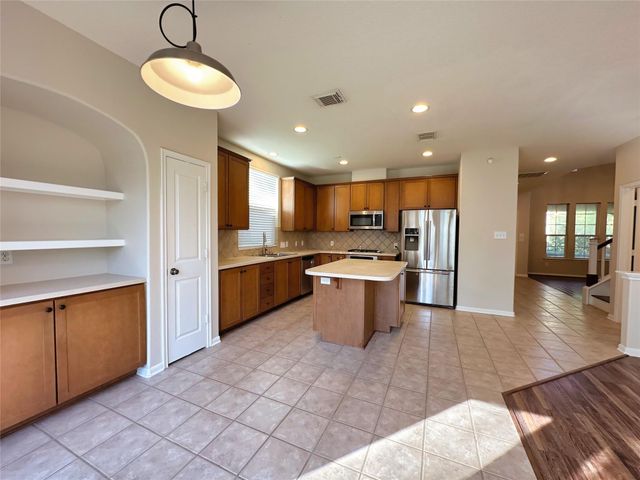 59 N Flickering Sun Circle, The Woodlands, TX 77382