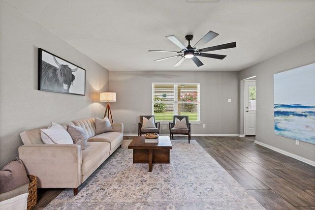 217 Farmer LN, Jarrell, TX 76537