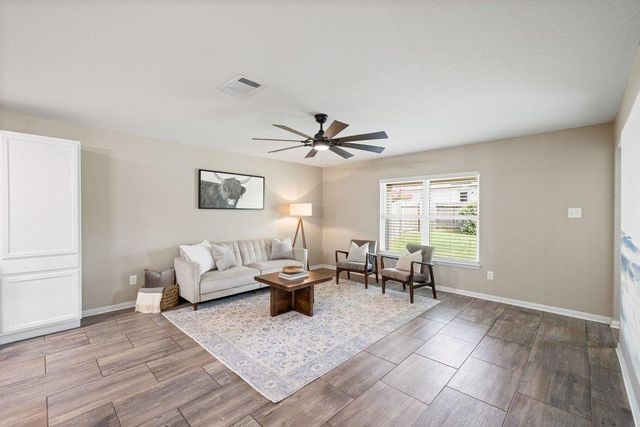 217 Farmer LN, Jarrell, TX 76537