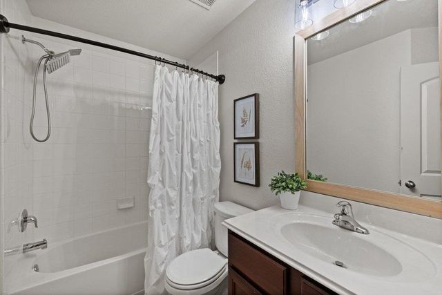 217 Farmer LN, Jarrell, TX 76537