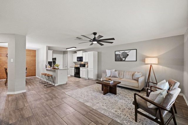 217 Farmer LN, Jarrell, TX 76537
