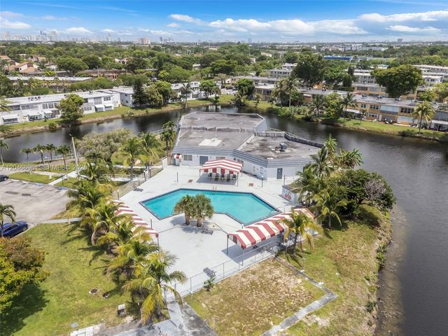 20327 NE 2nd Ave 26, Miami, FL 33179