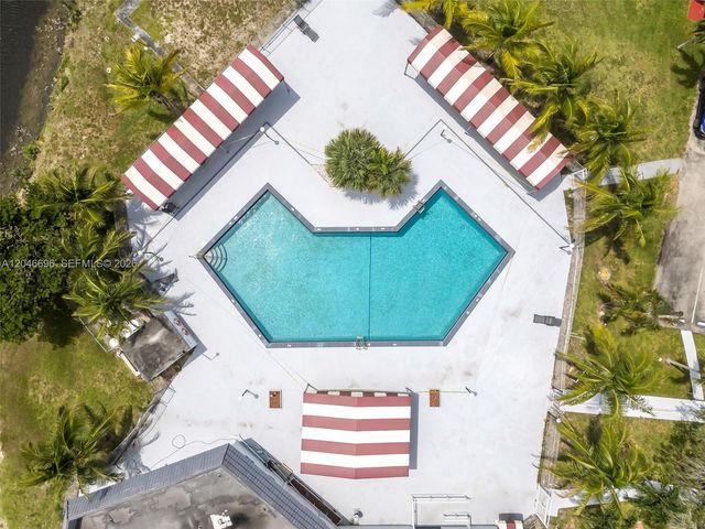 20327 NE 2nd Ave 26, Miami, FL 33179