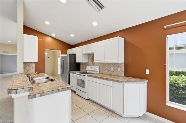 2447 Woodbourne PL, Cape Coral, FL 33991