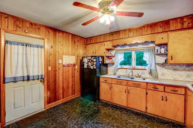 56 John St, Lunenburg, MA 01462