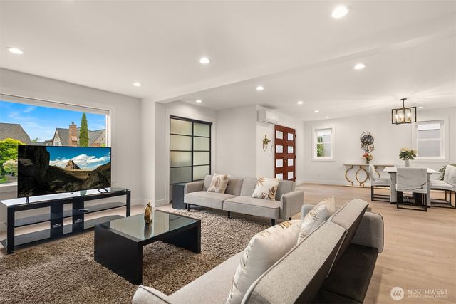 4326 NE 44th Street, Seattle, WA 98105