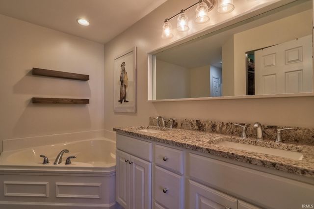 2807 Laura Lynn Lane, Newburgh, IN 47630