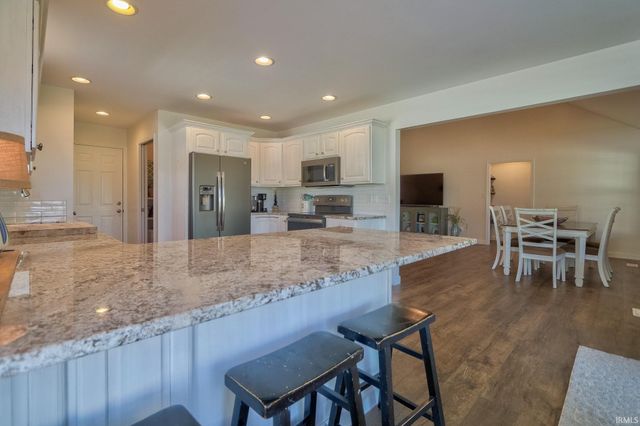 2807 Laura Lynn Lane, Newburgh, IN 47630