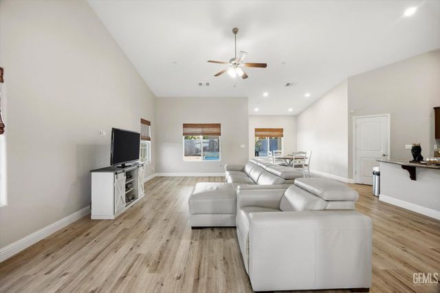 6405 Thorton Avenue, Bakersfield, CA 93313