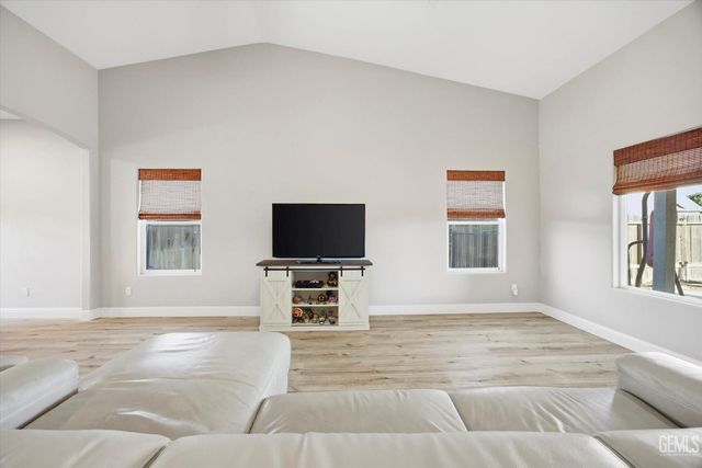 6405 Thorton Avenue, Bakersfield, CA 93313