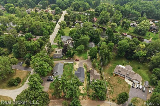 9400 Roland Drive, Brighton, MI 48116