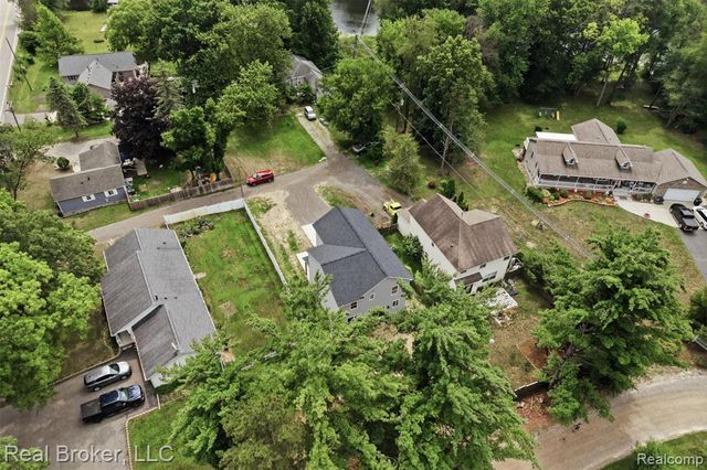 9400 Roland Drive, Brighton, MI 48116
