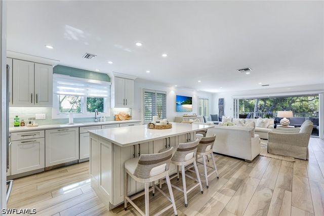 225 5th AVE S 104, Naples, FL 34102