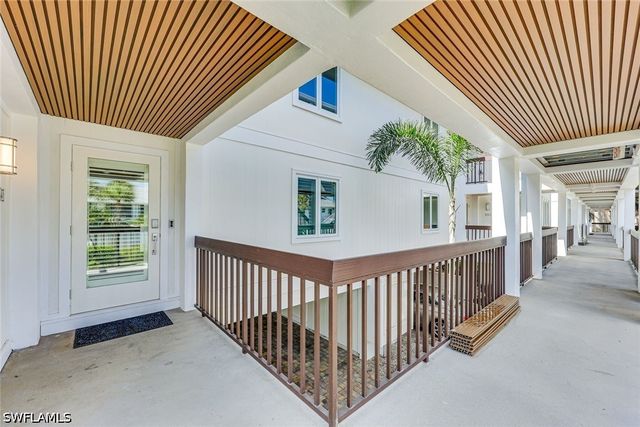 225 5th AVE S 104, Naples, FL 34102