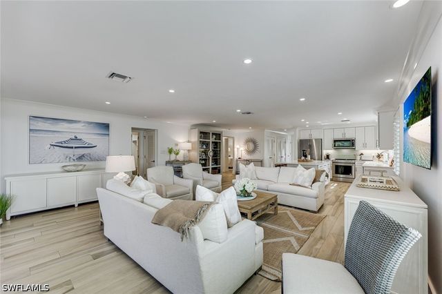 225 5th AVE S 104, Naples, FL 34102