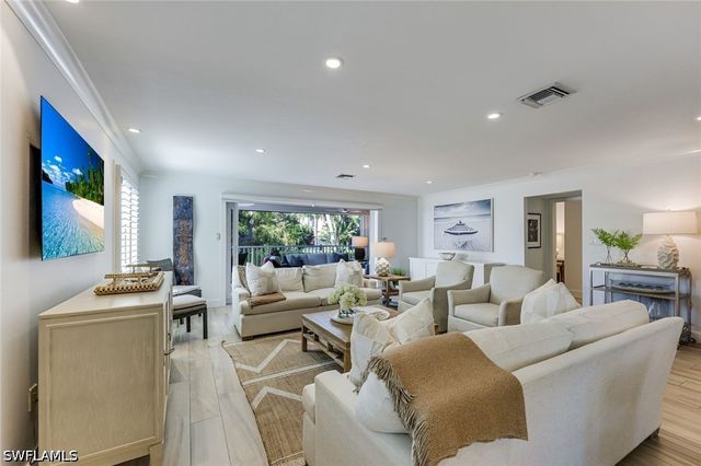 225 5th AVE S 104, Naples, FL 34102