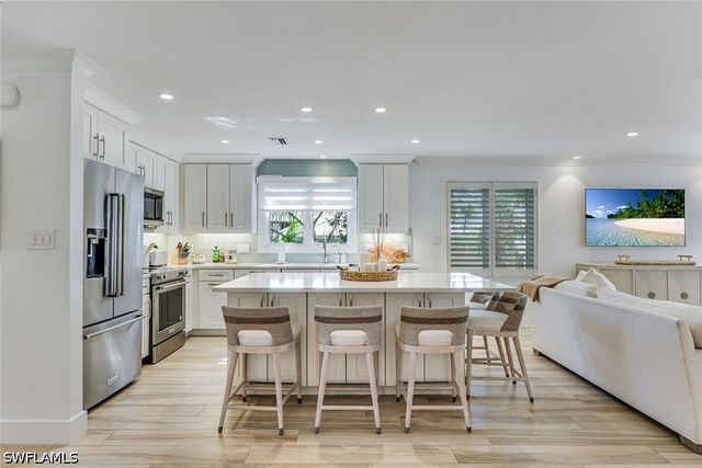 225 5th AVE S 104, Naples, FL 34102