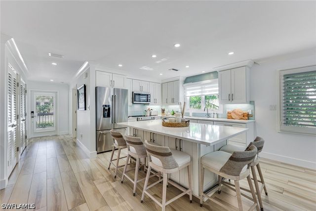 225 5th AVE S 104, Naples, FL 34102