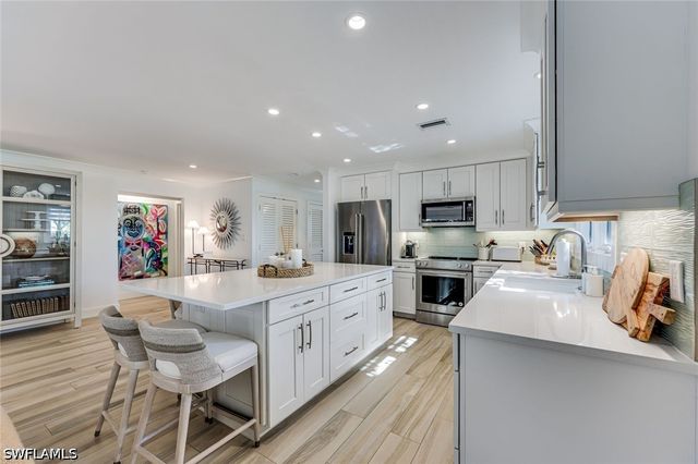 225 5th AVE S 104, Naples, FL 34102