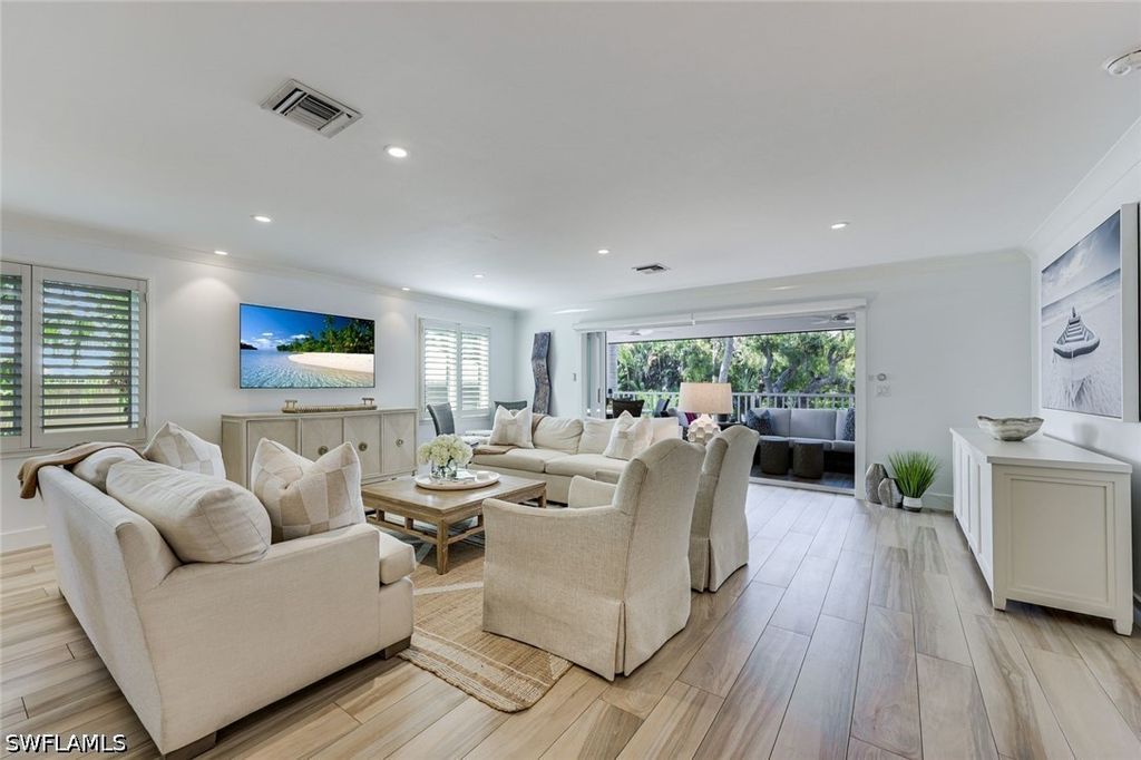 225 5th AVE S 104, Naples, FL 34102