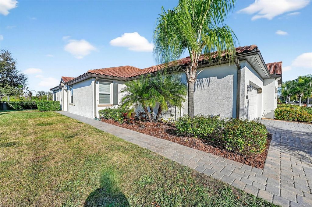 Image 33 of property listing at 11705 BLUEBIRD PLACE, Lakewood Ranch, FL 34211