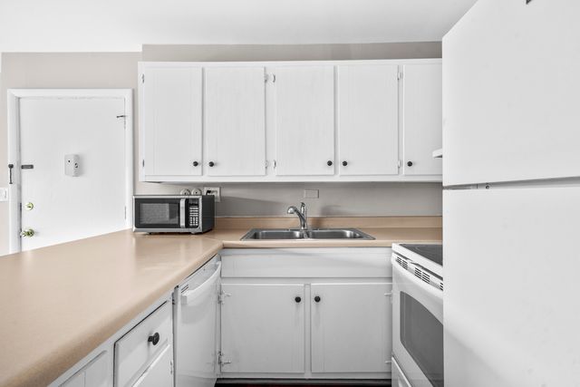 5536 E Lake Drive 68-C, Lisle, IL 60532