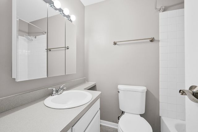 5536 E Lake Drive 68-C, Lisle, IL 60532