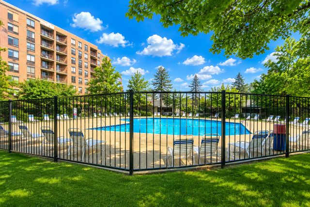 5536 E Lake Drive 68-C, Lisle, IL 60532
