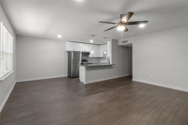 201 S Kansas Avenue, League City, TX 77573