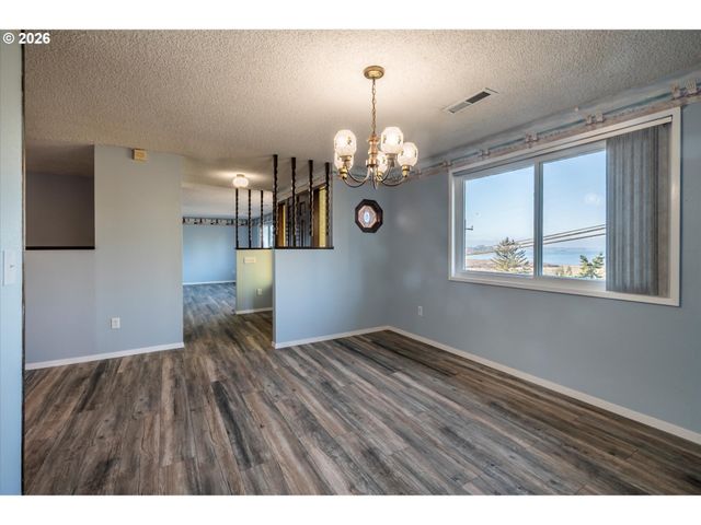 1376 D St, Coos Bay, OR 97420