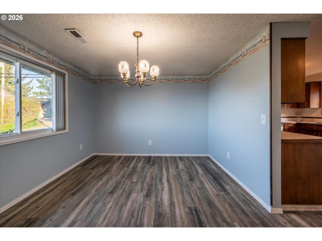 1376 D St, Coos Bay, OR 97420