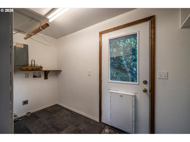 1376 D St, Coos Bay, OR 97420