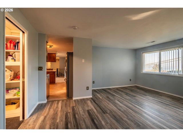 1376 D St, Coos Bay, OR 97420